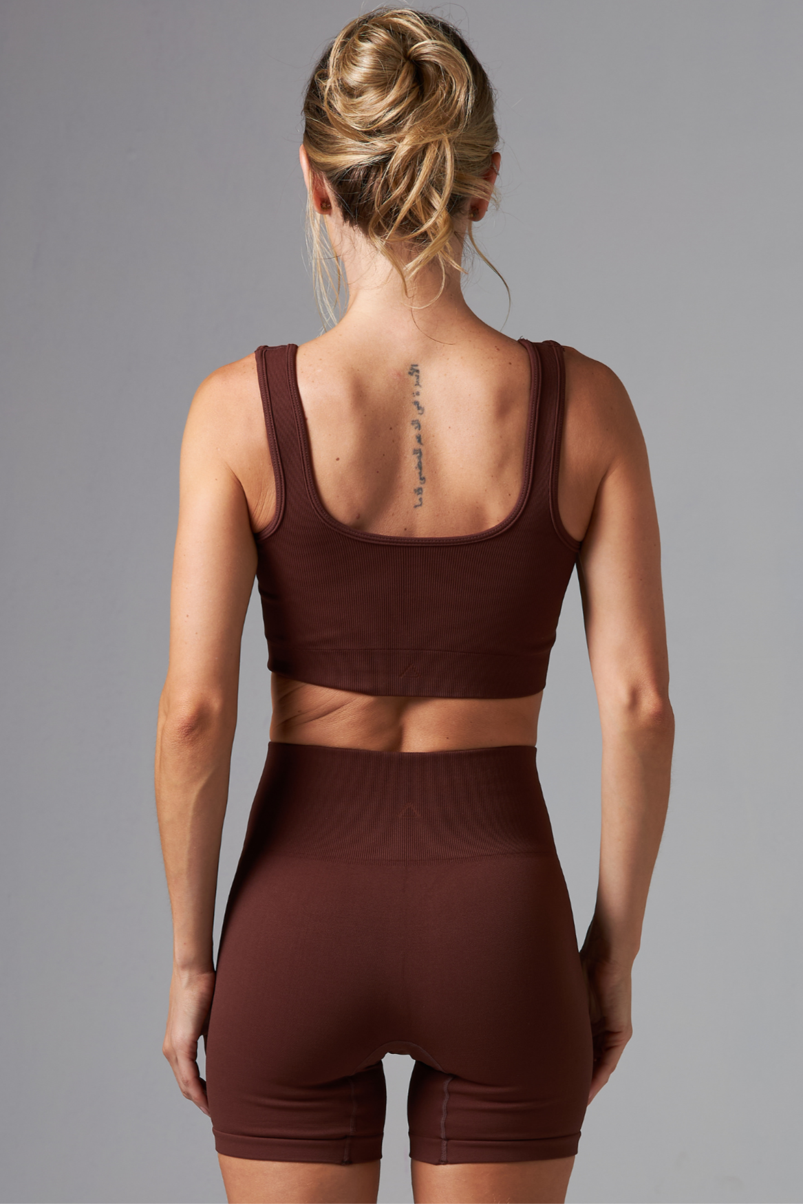 Short Outsider Seamless Dark Brown