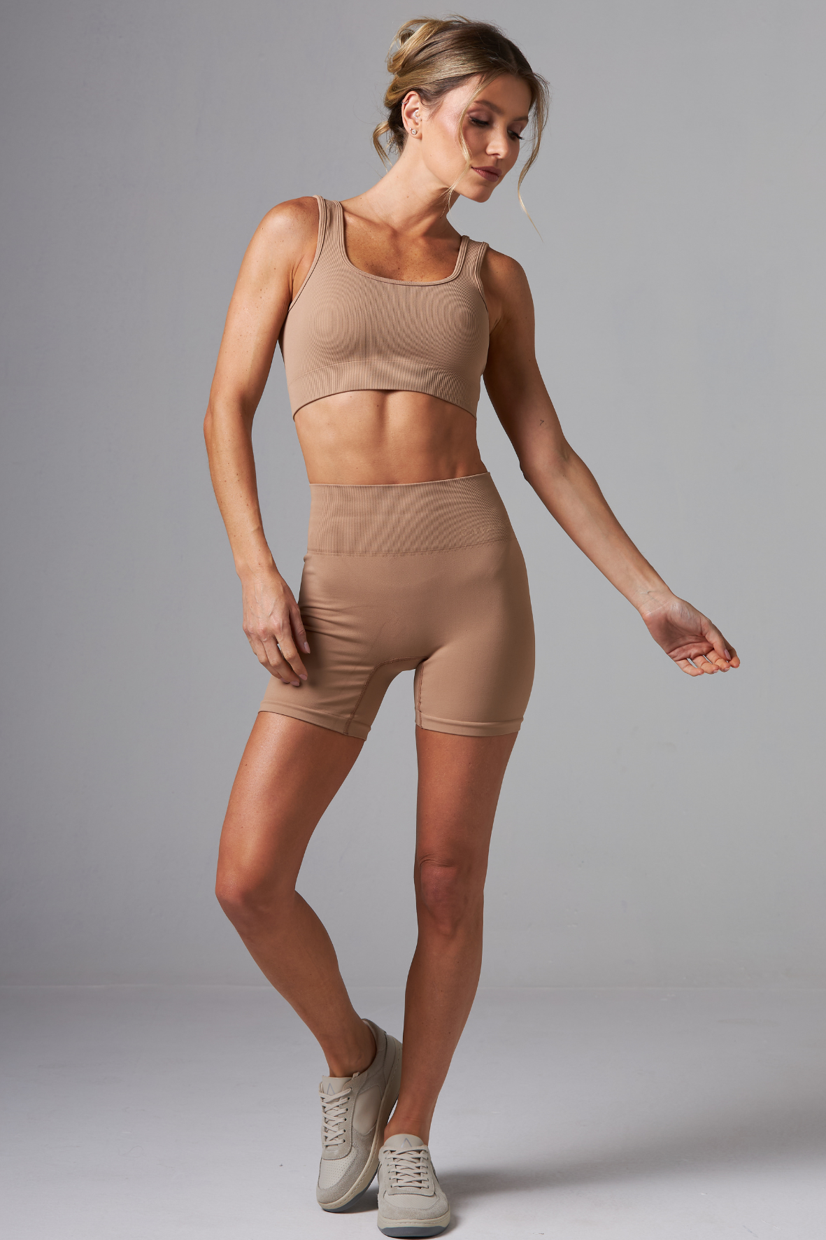 Short Outsider Seamless Amphora