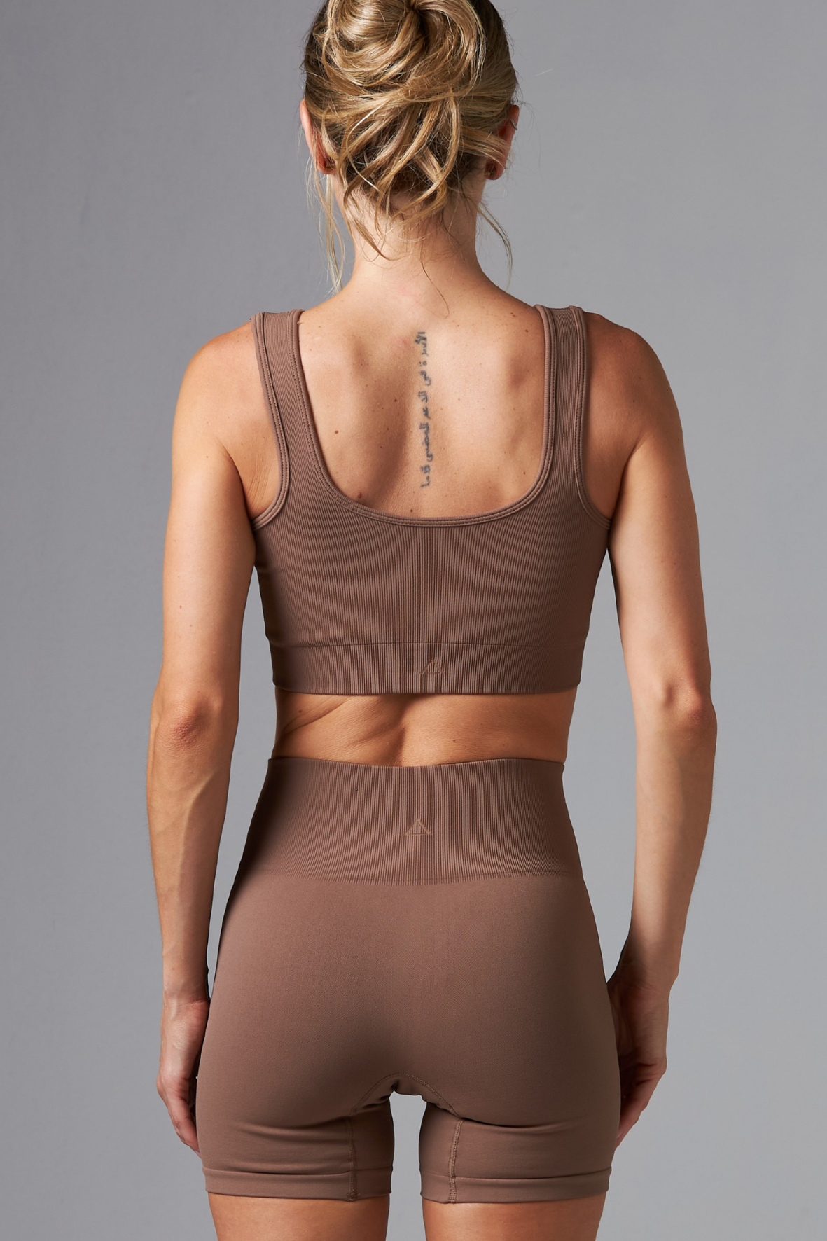 Short Outsider Seamless Brown