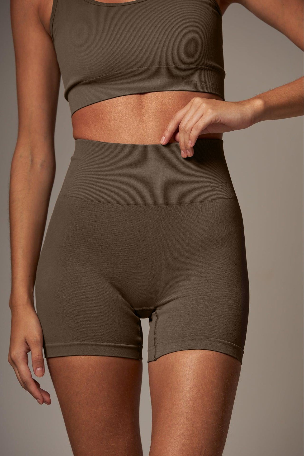 Short Outsider Seamless Brownish